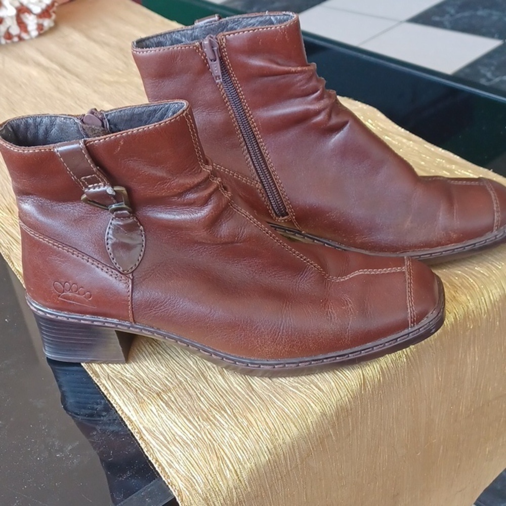 Spring Step booties, Y2K, Sz 8.5, Apprx. 2" Heel